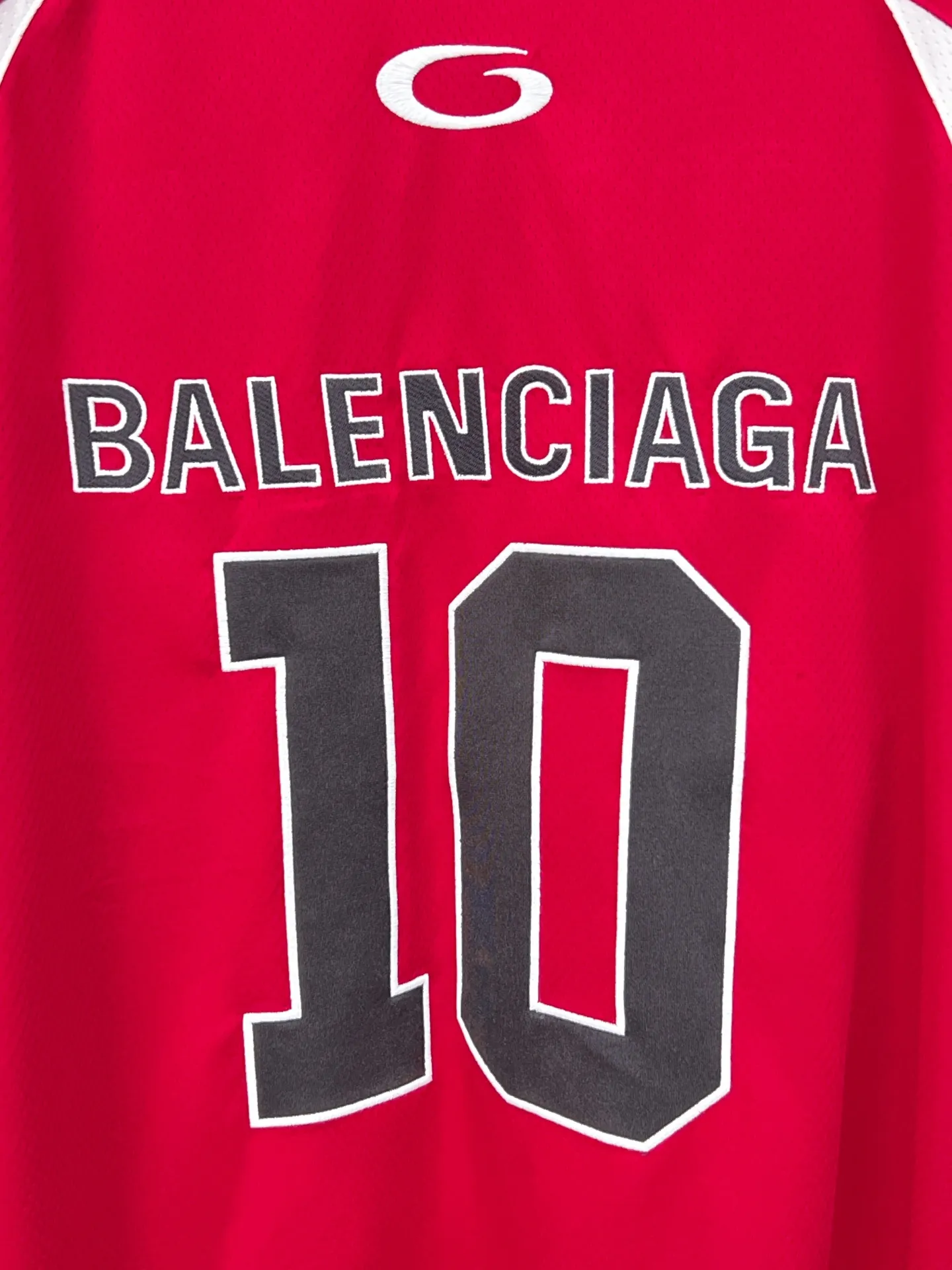 💰P140（ : ） 【 . Quality】BALENCI*GA/ SS 26New Arrival NBA Series T 。 ， NBASeries 。 ， 。 SS 26 New Arrival。 ， 。 。 Authentic ， 。 。 220 ， . ， 。 。 。 ， ， 。 。 。 OS . Same Style ：BL 265097 ：Black，White，Red Size：XS S M L